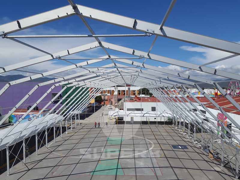 a instalação da tenda de exposição para a feria san francisco pachuca 2018 da superbtent